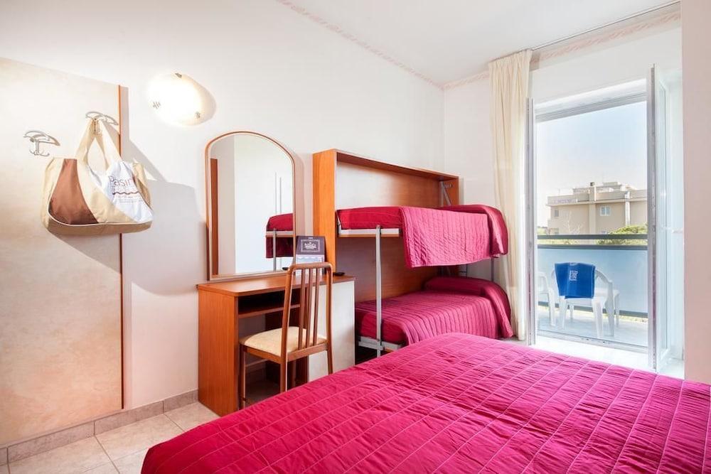 Hotel Stacchini Чезенатико Екстериор снимка