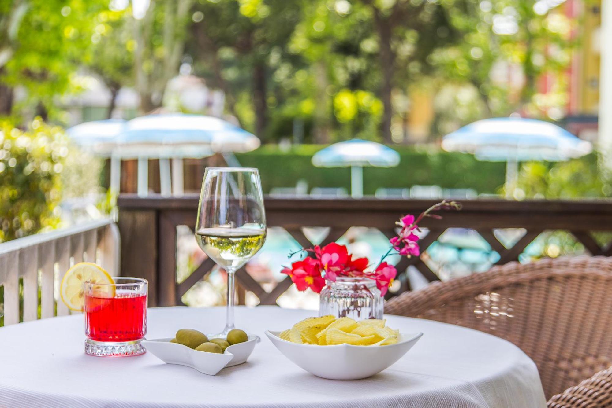 Hotel Stacchini Чезенатико Екстериор снимка